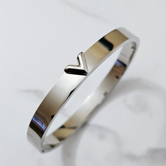 🌷 18K PVD Gold Plated Stainless Steel V Bangle - Luxury Waterproof - Picture 1 of 8